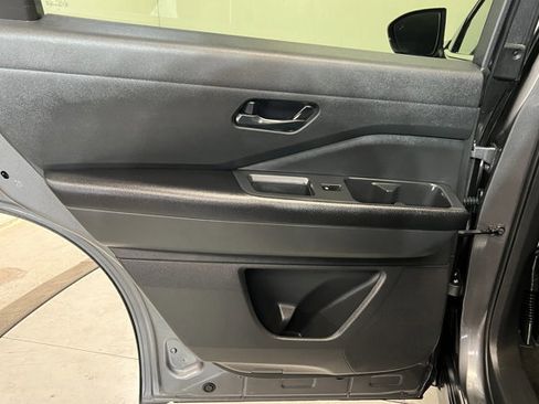 Certified 2025 Nissan Pathfinder SV image 18