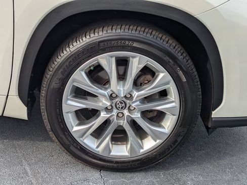 Used 2021 Toyota Highlander Limited FWD image 11
