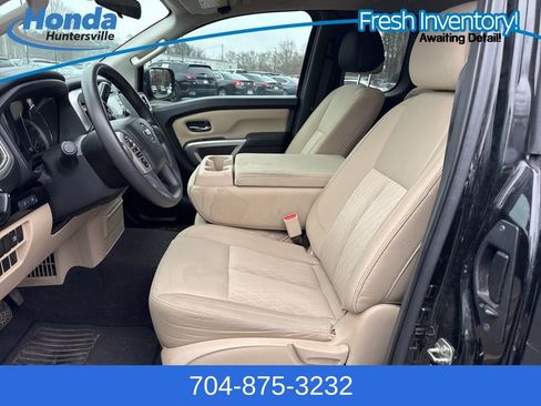 Used 2017 Nissan Titan SV image 14