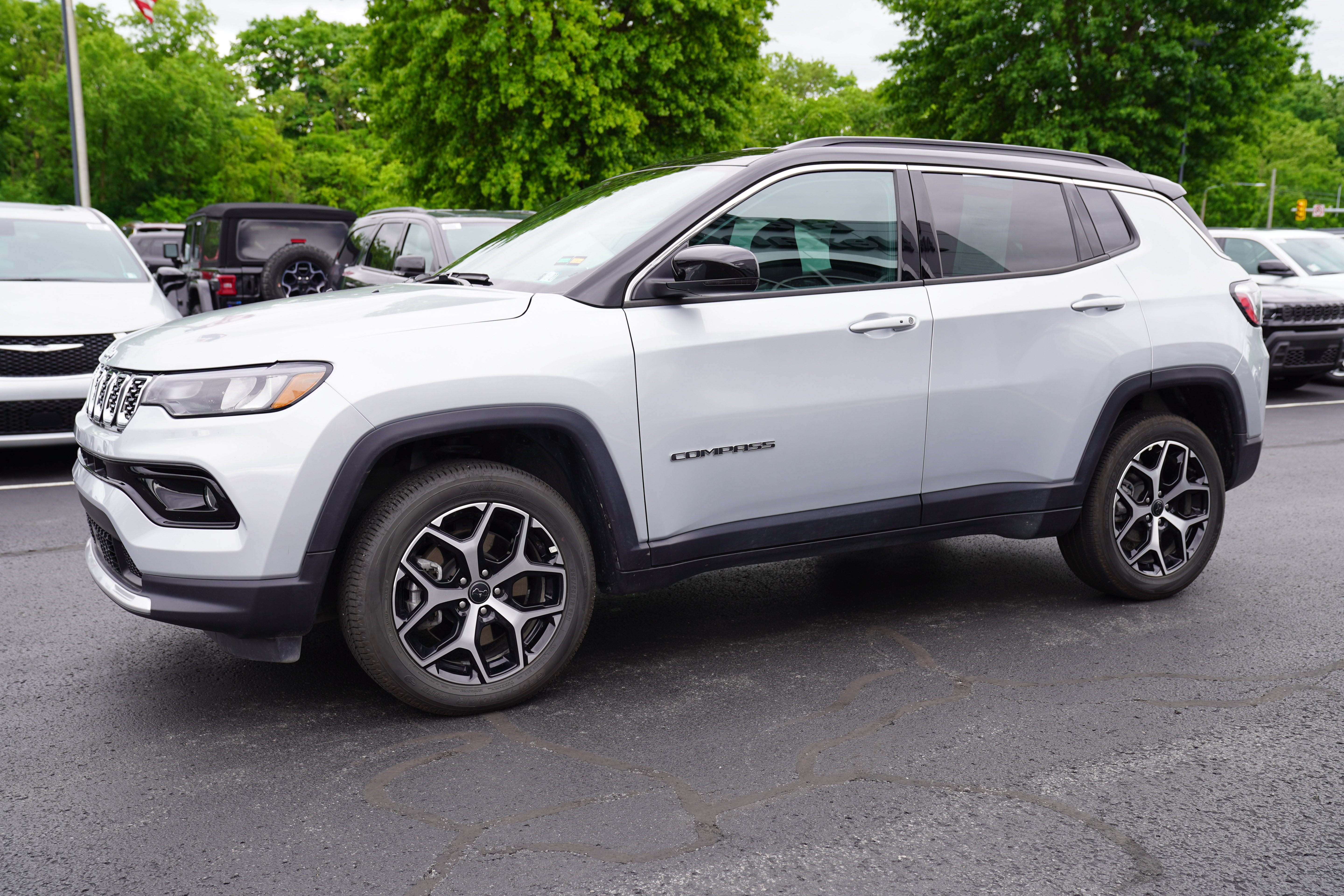 Used 2026 Jeep Compass Limited AWD/4WD image 9
