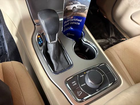 Used 2019 Jeep Grand Cherokee Laredo AWD/4WD image 21