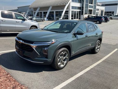 Used 2025 Chevrolet Trax LT w/ Sunroof Package image 3