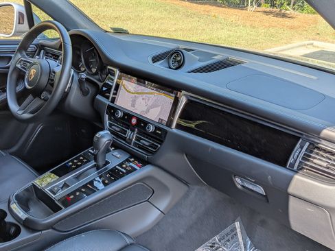 Certified 2025 Porsche Macan AWD/4WD image 20