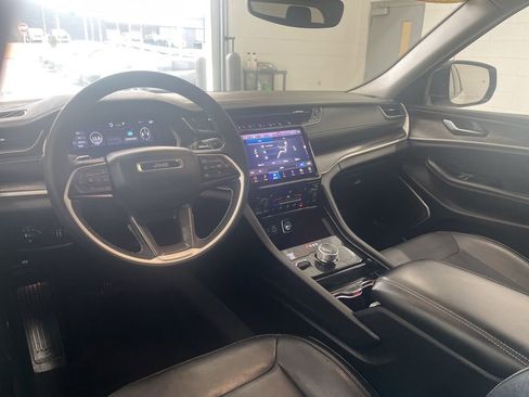 Used 2023 Jeep Grand Cherokee L Limited w/ Rear Seat Video Group I AWD/4WD image 10