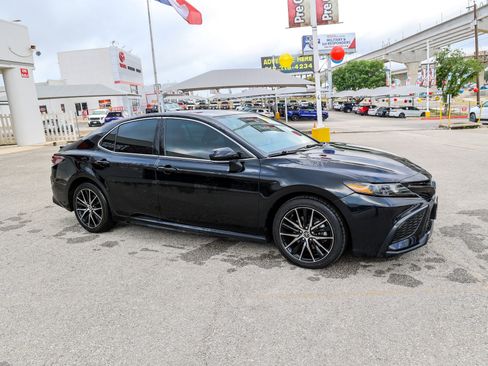 Used 2022 Toyota Camry SE w/ Convenience Package image 6