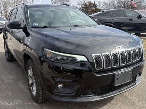 Used 2019 Jeep Cherokee Latitude Plus w/ Comfort/Convenience Group image 2