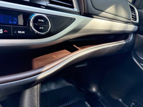 Used 2018 Toyota Highlander Plus AWD/4WD image 40