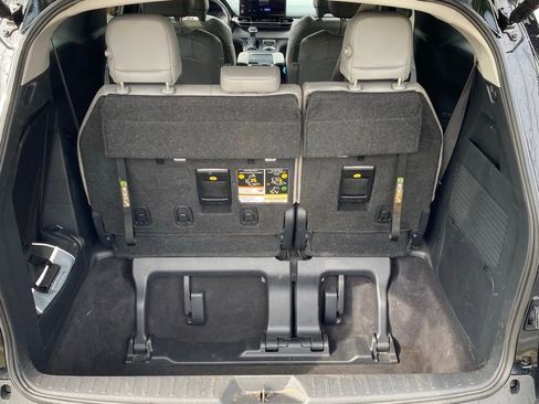 Used 2025 Toyota Sienna XLE FWD image 12