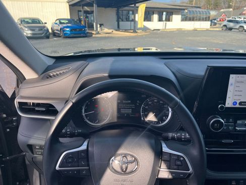 Used 2025 Toyota Highlander LE image 31