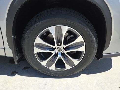 Used 2021 Toyota Highlander XLE AWD/4WD image 14