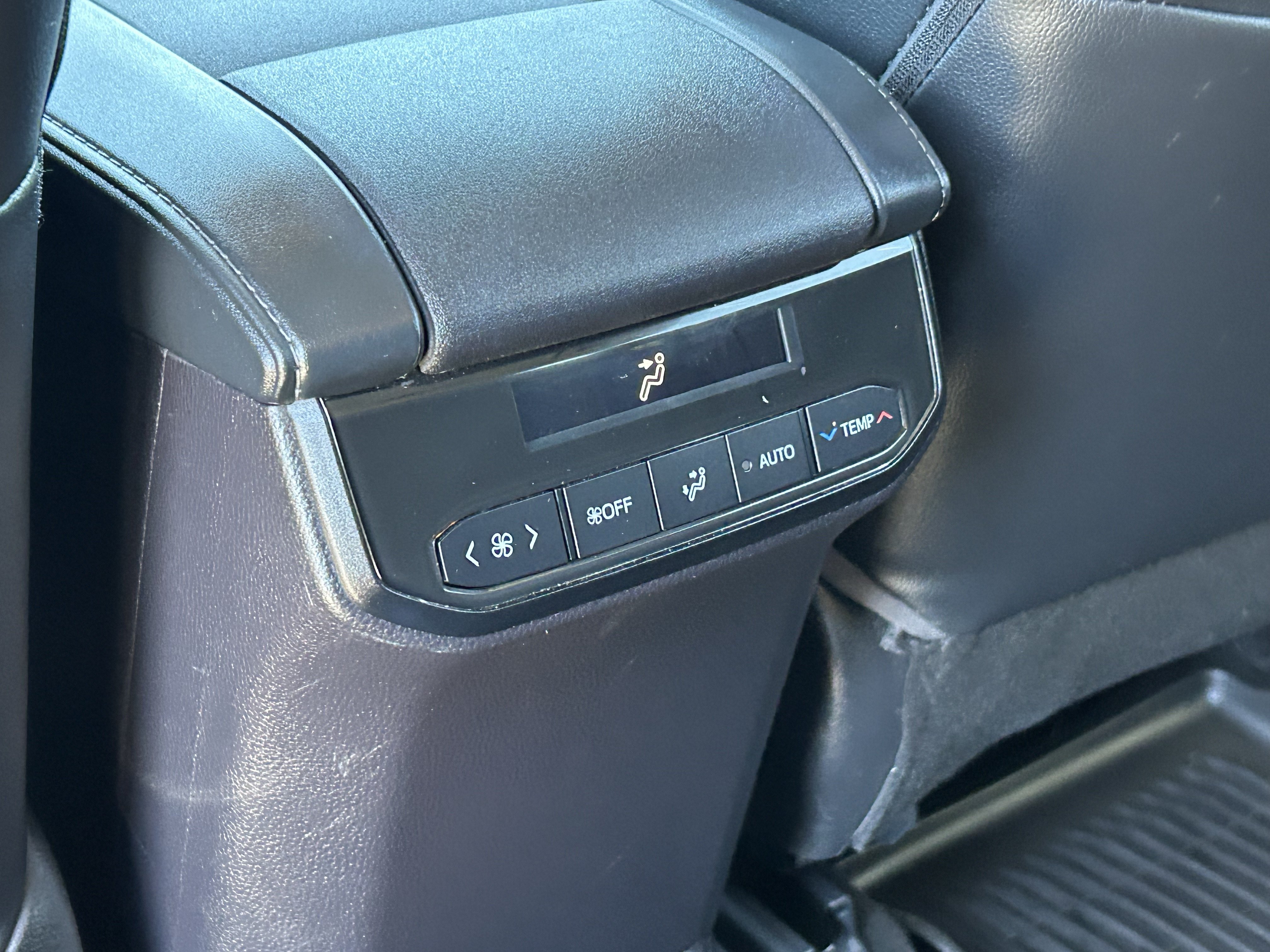 Used 2023 Toyota Highlander XLE FWD image 16