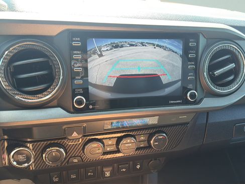 Used 2021 Toyota Tacoma TRD Off-Road w/ Technology Package AWD/4WD image 10