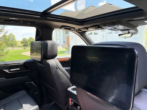 Used 2025 GMC Yukon Denali w/ Denali Reserve Package AWD/4WD image 7