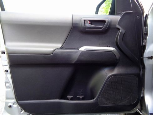 Used 2020 Toyota Tacoma SR5 AWD/4WD image 15