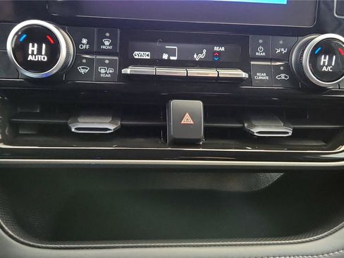 Used 2023 Toyota Highlander L image 30