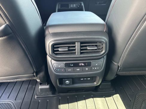 Used 2025 Honda Pilot Black Edition image 17