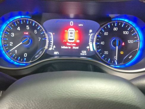 Used 2023 Chrysler Pacifica Touring-L image 12