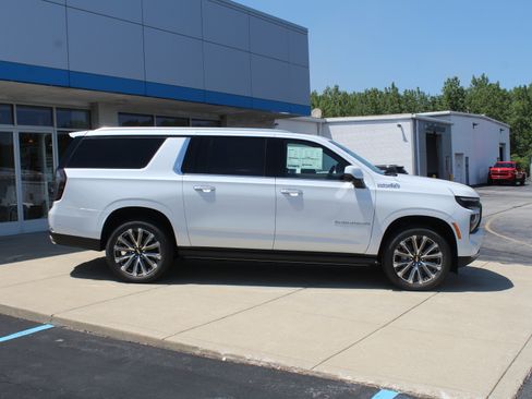 New 2026 Chevrolet Suburban High Country w/ LPO, Illumination Package AWD/4WD image 3