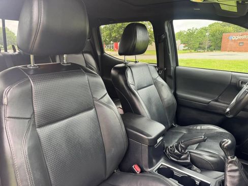 Used 2019 Toyota Tacoma TRD Off-Road w/ TRD Premium Off Road Package AWD/4WD image 11
