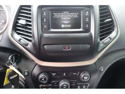 Used 2015 Jeep Cherokee Latitude AWD/4WD image 14