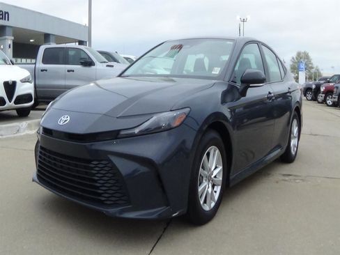 Used 2025 Toyota Camry LE image 2