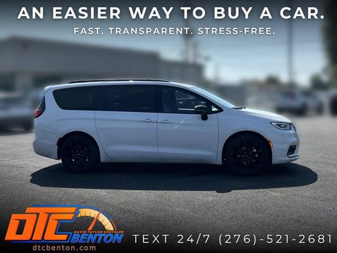 Used 2025 Chrysler Pacifica Limited FWD image 2
