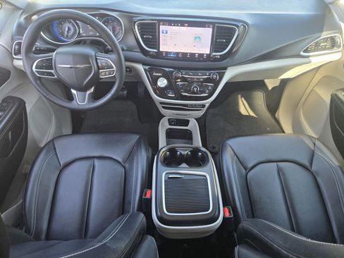Used 2024 Chrysler Pacifica Touring-L image 8