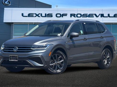 Used 2023 Volkswagen Tiguan SE w/ Panoramic Sunroof Package FWD image 1