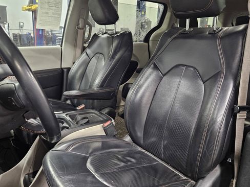 Used 2018 Chrysler Pacifica Touring-L image 13