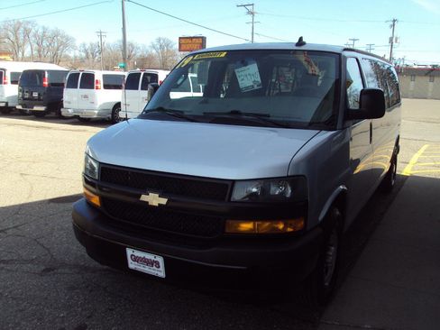 Used 2019 Chevrolet Express 3500 LS image 4