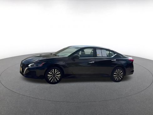 Used 2025 Nissan Altima 2.5 SV FWD image 9