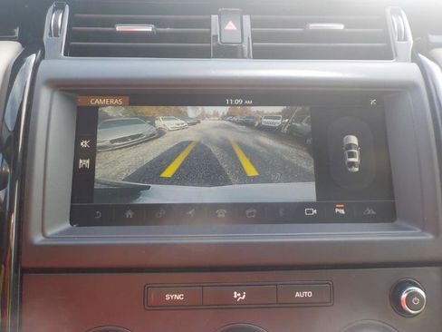 Used 2018 Land Rover Discovery SE image 17