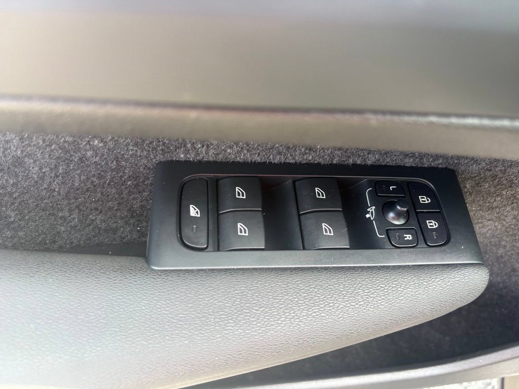 Used 2024 Volvo XC40 B5 Core AWD/4WD image 17