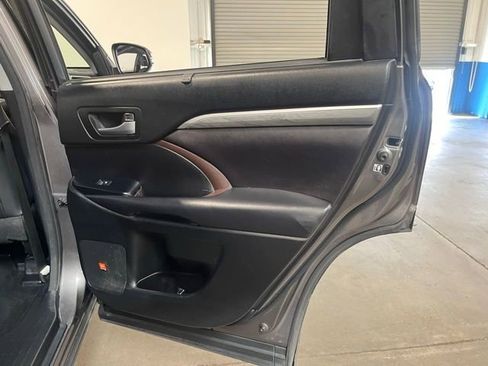 Used 2017 Toyota Highlander Limited Platinum w/ Carpet Mat Package image 15
