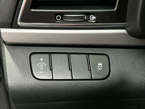 Used 2018 Hyundai Elantra SE image 16