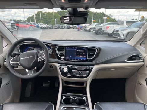 Used 2022 Chrysler Pacifica Limited AWD/4WD image 15