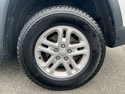 Used 2023 Jeep Grand Cherokee Laredo AWD/4WD image 18