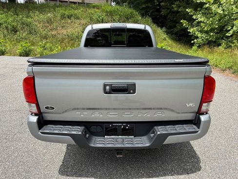 Used 2017 Toyota Tacoma TRD Sport w/ Tow Package AWD/4WD image 7