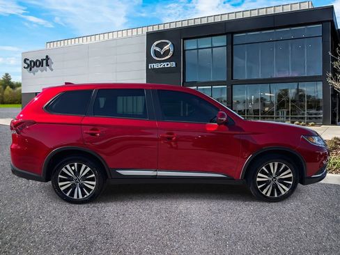 Used 2020 Mitsubishi Outlander SE image 2