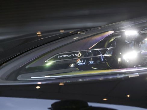 Certified 2022 Porsche Macan image 12