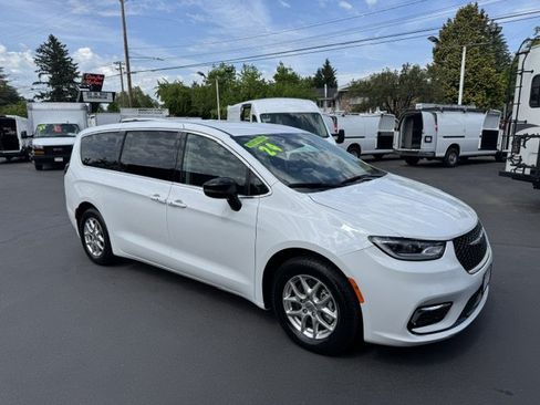 Used 2024 Chrysler Pacifica Touring-L FWD image 1