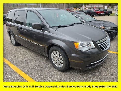 Used 2016 Chrysler Town & Country Touring image 1