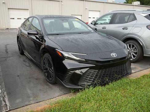 Used 2025 Toyota Camry SE FWD image 1