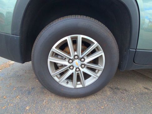 Used 2023 Chevrolet Traverse LT FWD image 19