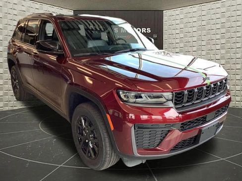 New 2026 Jeep Grand Cherokee Laredo image 2