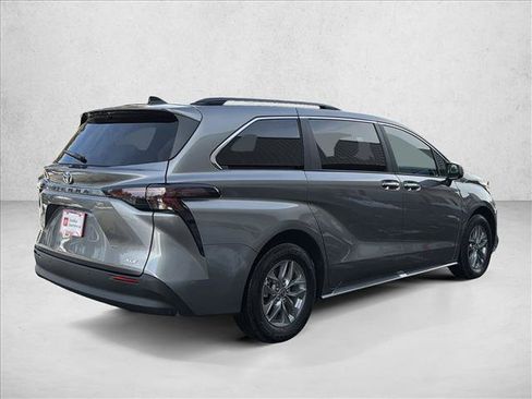 Certified 2026 Toyota Sienna XLE image 5