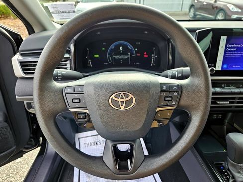Used 2025 Toyota Camry LE image 27