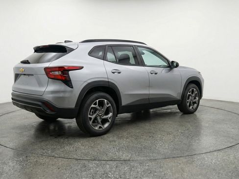 Used 2025 Chevrolet Trax LT w/ LT Convenience Package image 9