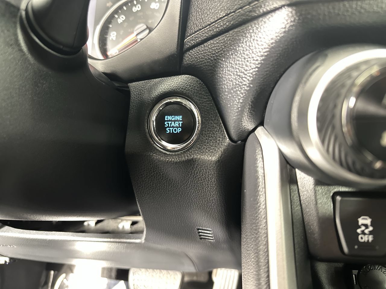 Used 2021 Toyota RAV4 XLE w/ Carpet Mat Package (TMS) FWD image 8