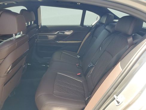 Used 2021 BMW 750i xDrive w/ Luxury Rear Seating Package AWD/4WD image 11